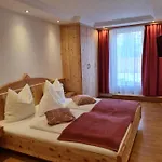 Edelsteinhotel Guniwirt Hotel 3*