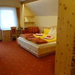 Edelsteinhotel Guniwirt Hotel 3*