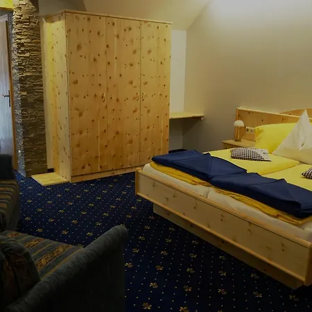 Edelsteinhotel Guniwirt Szálloda Krakaudorf